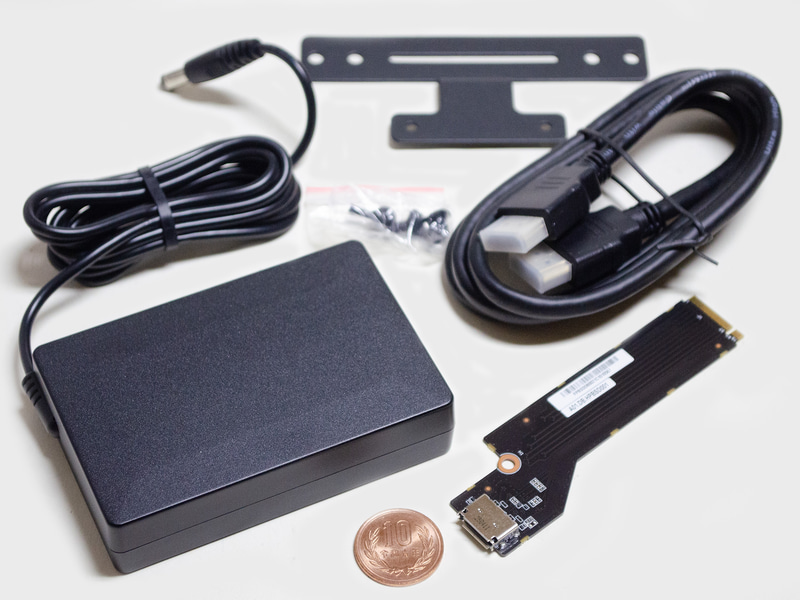 付属品。ACアダプタ(サイズは約96×63×23mm、重量228g、出力19V/6.32A)、OCuLinkアダプタ、HDMIケーブル、VESAマウンタとネジ