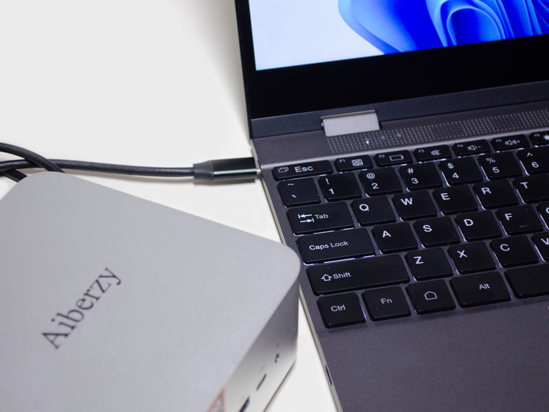 キーボード付きモバイルモニターへ接続。USB4があるのでType-C to Type-Cケーブル1本でOK