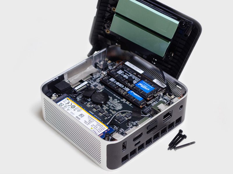 四隅にネジがあるので外せば簡単に内部へアクセスできる。ケーブル2本が裏蓋につながっているので要注意だ