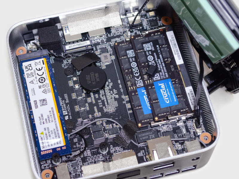 メモリはCrucial製。中央にM.2 2280の空きスロットが1つ