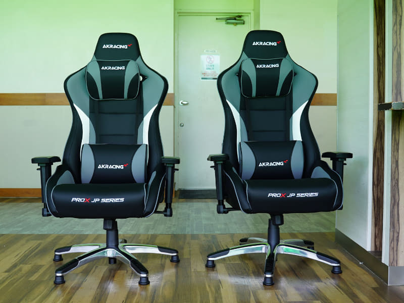 各打席に2脚ずつ設置している