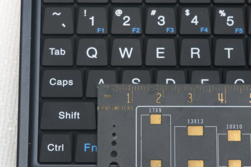 キーピッチは公称約12mmだが、実測では11.5mm程度だ