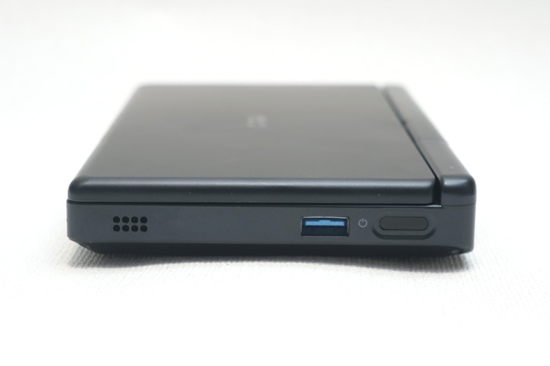 右側面は写真左からUSB 3.2 Gen 2、指紋センサー兼電源ボタン