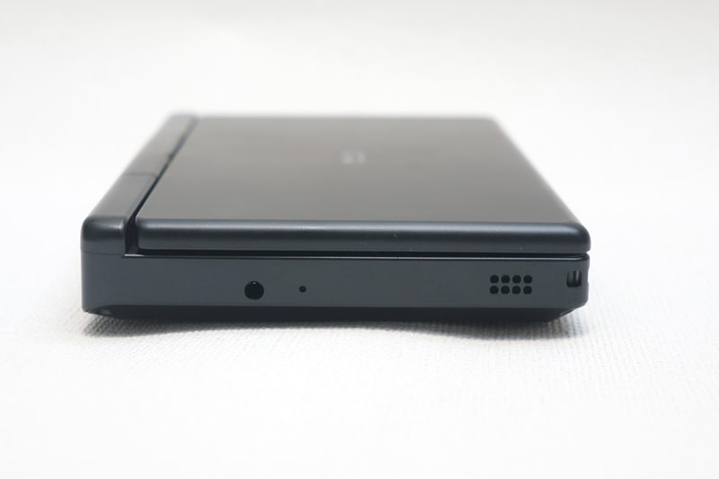 左側面は音声入出力のみ