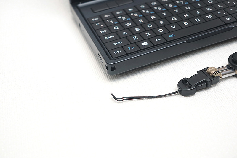 ストラップを取り付け可能なホールを搭載している