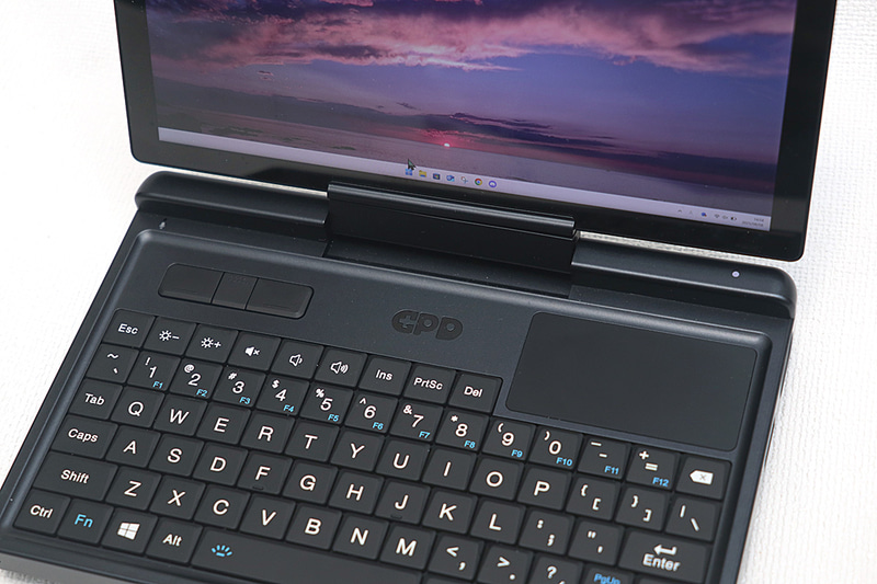 タッチパッドは右手で操作。クリックは左手で操作。タッチパッドのタップでもクリック操作ができる。タッチパッドとキーボードのクリアランスが厳しいため、誤反応してしまうのはややマイナスポイント