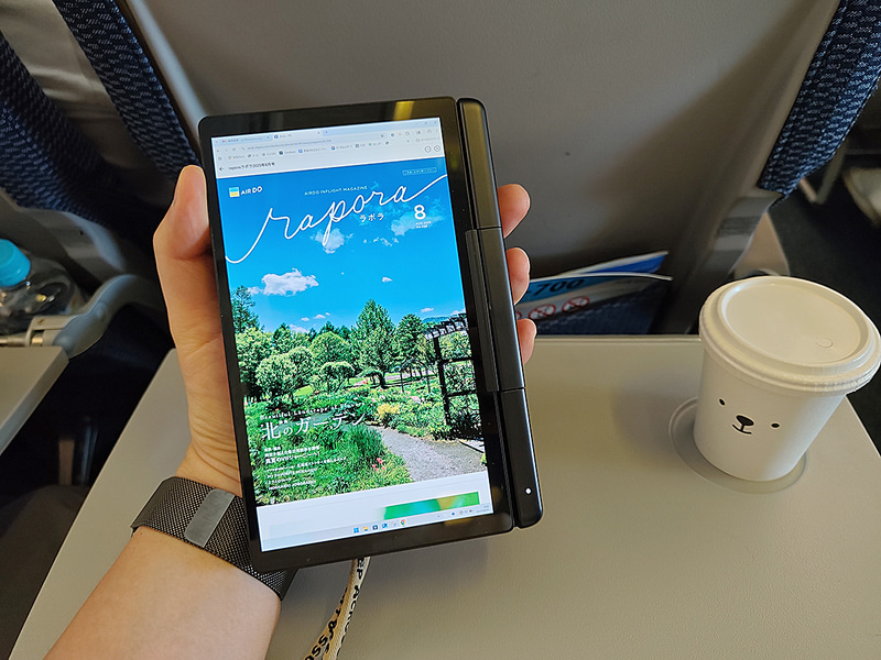Gセンサー内蔵のため自動回転も可能。縦表示のコンテンツも閲覧できる