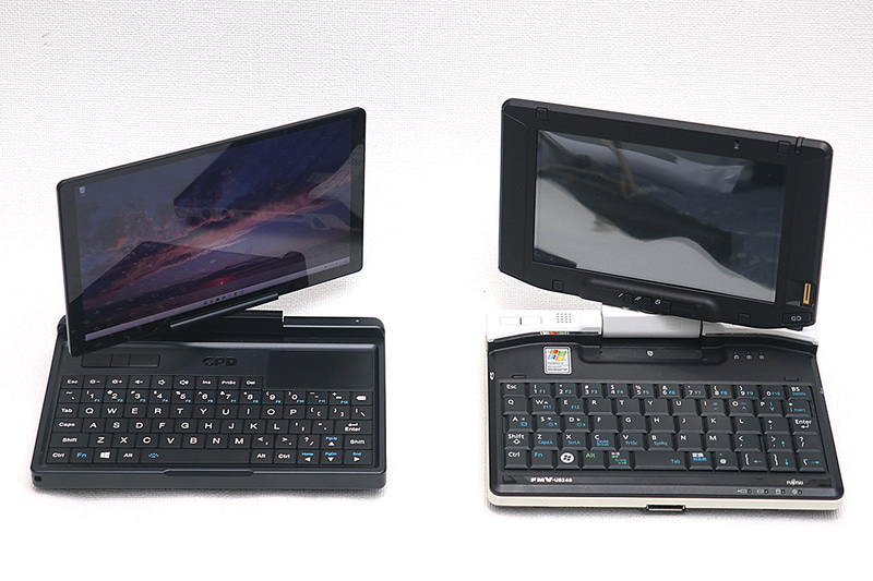 往年のLOOX U50WN(右)と並べたところ。ヒンジの回転方向に注意