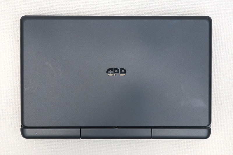 ABS合成樹脂のLG-DOW 121Hを採用した筐体。指紋が目立ちにくく、傷もつきにくい