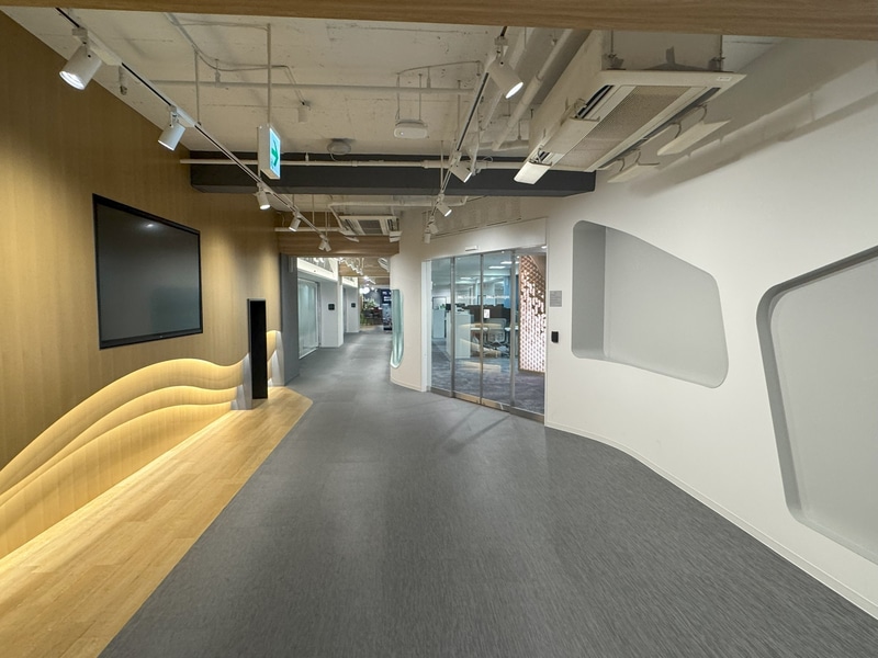 通路には角度をつけている。小径のような様子は高千穂峡をイメージしたという