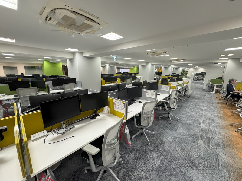 テクニカルサポートを行なうエリアの様子。取材は土曜日だったため、出社しているエンジニアは少ないが、平日はほぼ満席となる