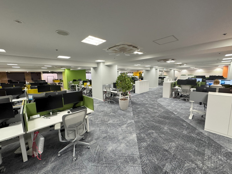 フロア内も入り組んだ小径を意識したレイアウトだ。約200席あるというが、リニューアル前の9割ほどの席数にしている