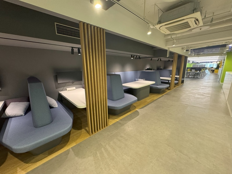 休憩をしたり、簡単なミーティングを行なったりできる場所も用意