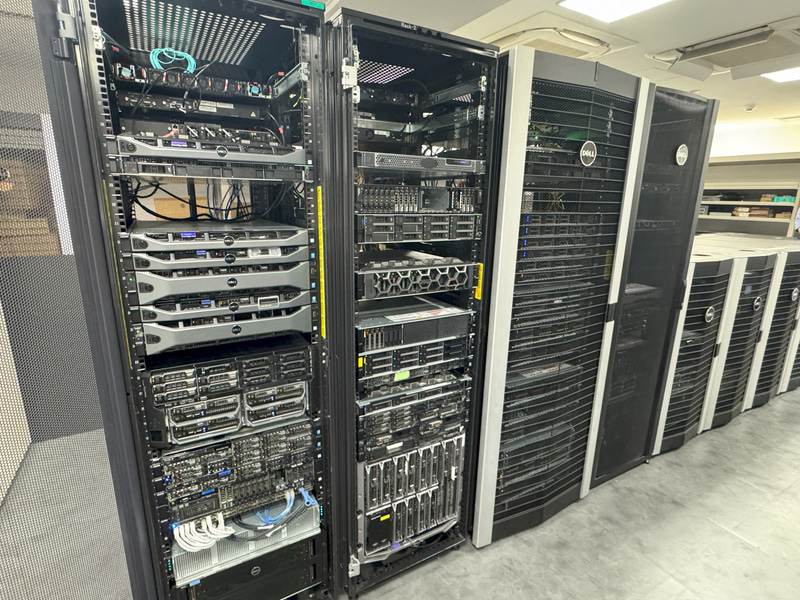 ラックに組み込まれたサーバー、ストレージも設置している