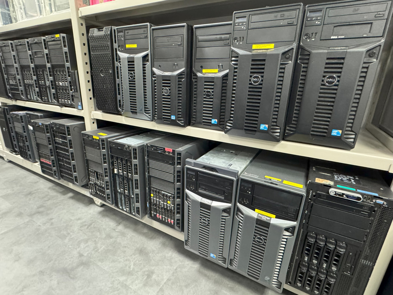 15年以上前からの歴代サーバー製品も保管している