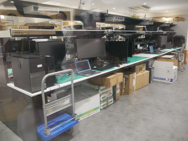 CSGラボは、顧客から預かった機器もあり、実機による検証を行なう