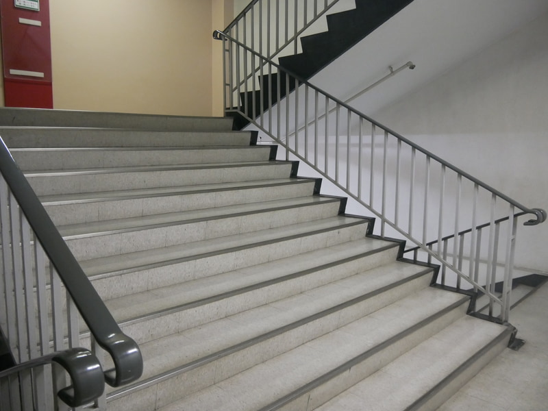 かつては百貨店として使われていた建物であり、階段はその当時のままだ