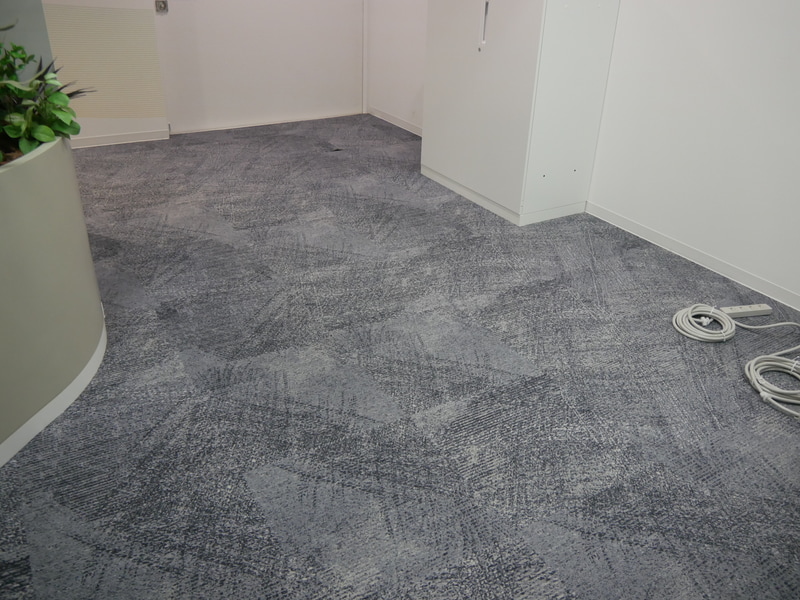 床にはカーペットを敷いて足音の反響などを抑えている