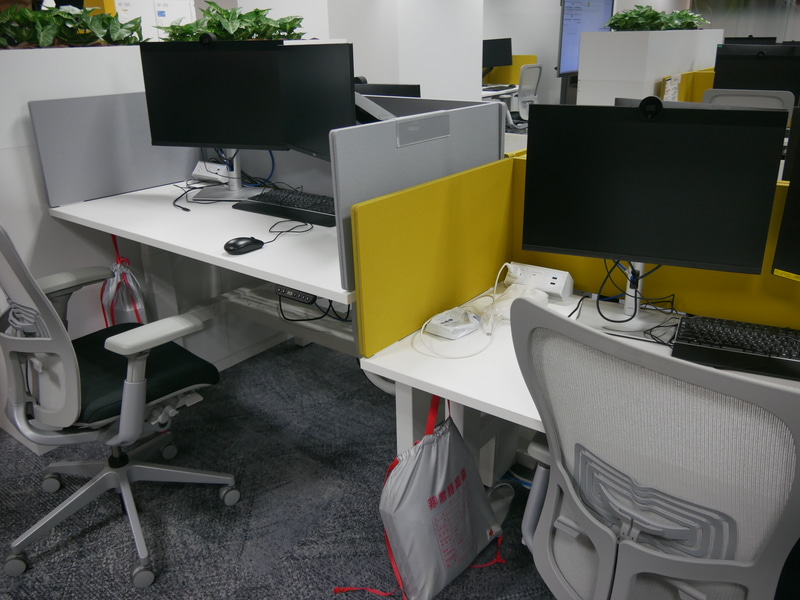 昇降型デスクとなっており、最適な高さにしたり、立って作業をしたりといったことも可能だ