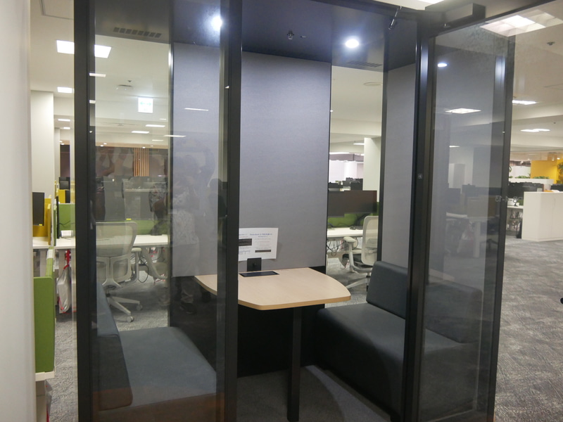 遮音性が高いミーティングブースも用意。リモート会議にも利用できる