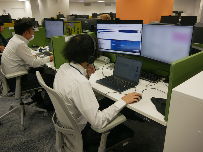 1人あたり2台のディスプレイとノートPCを使って作業を行なうのが標準だ