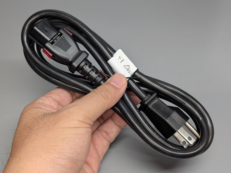 外観は一般的な電源ケーブルそのもの。今回は1.8m版を購入した