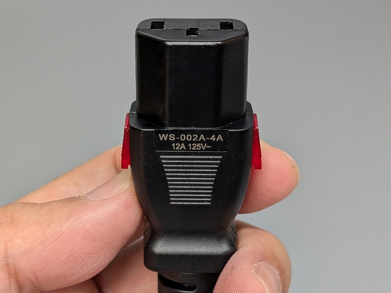 底面側から見たところ。赤いつまみが両サイドにある