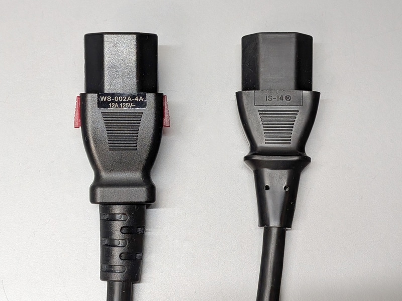 通常の電源ケーブル(右)と並べてみた。先端は同じIEC C13規格だが、赤いつまみは本製品だけにある