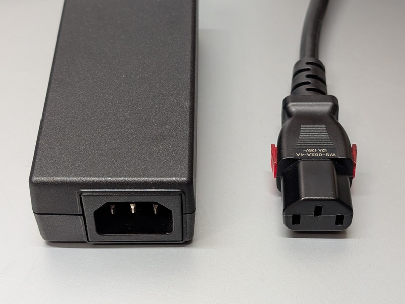 この口(インレット)の形状はACアダプタのほか、PCやディスプレイ、NASでもおなじみだ