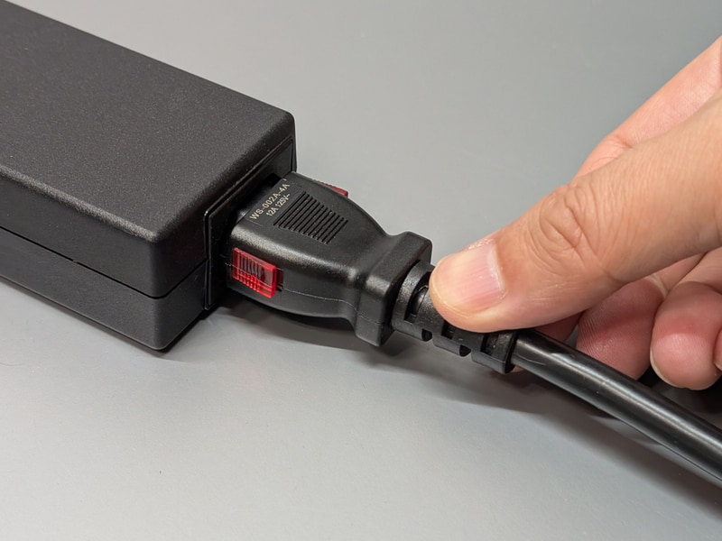 挿す時は通常の電源ケーブルと同じく、インレットの奥まで差し込めばよい。この段階では側面の赤いつまみは使わない