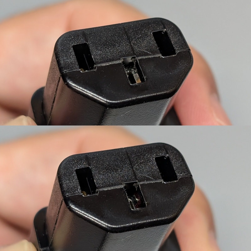 別アングルより、側面の赤いつまみを引いた状態(上)と戻した状態(下)。金属パーツでインレット側のピンを押さえ込んでいると見られる