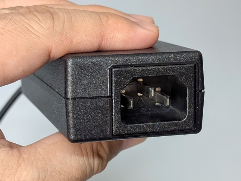 インレット側。中央のピンを挟み込むことで脱落を防止している