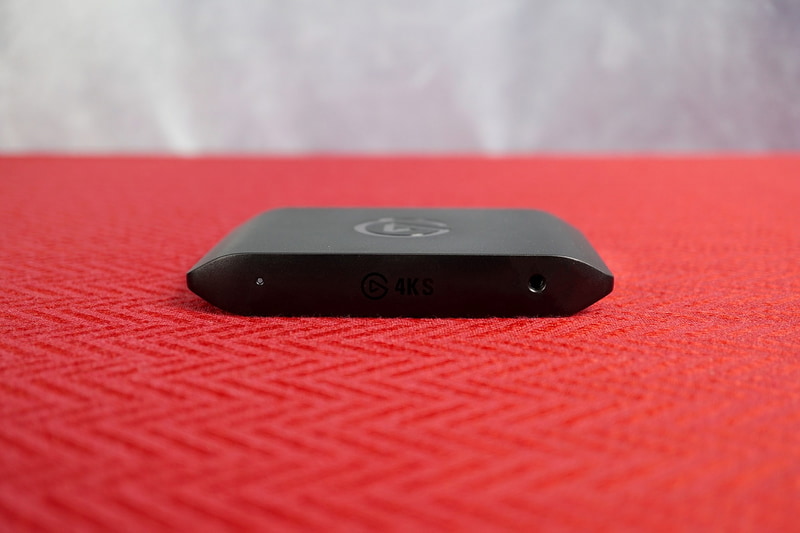 本体正面。うっすらと「4K S」のロゴ。右にあるのはコンシューマ機のボイスチャット音声を取り込むためのアナログ音声入力