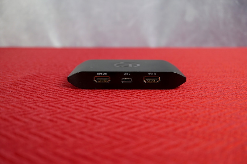 背面に、HDMI入力、HDMI出力、USB Type-C