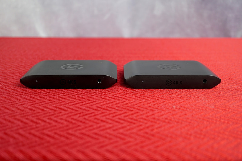 上位機種の4K X(右)と並べたところ