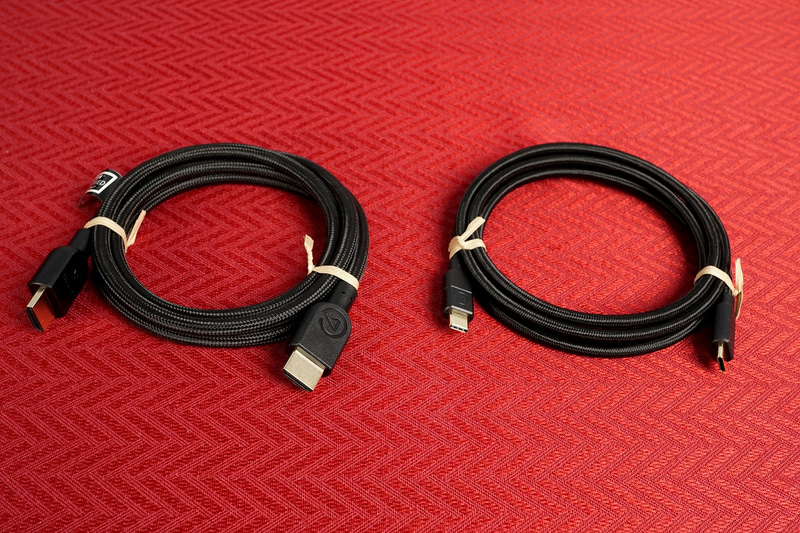 HDMIとUSBケーブルも付属