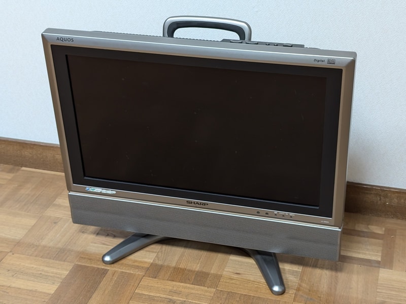 今回はシャープの液晶TV「LC-22GD3」を処分した。発売は約20年前の2004年、家庭用液晶TVとしては初期の製品だ