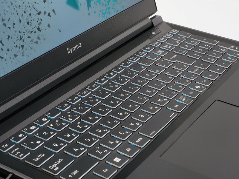 日本語配列のテンキー付きキーボード。バックライトも搭載している