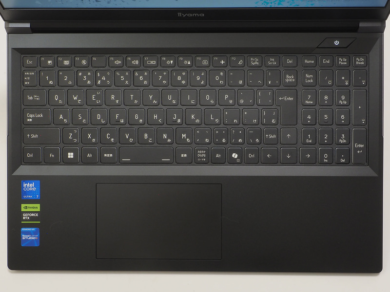 日本語配列のテンキー付きキーボード。バックライトも搭載している