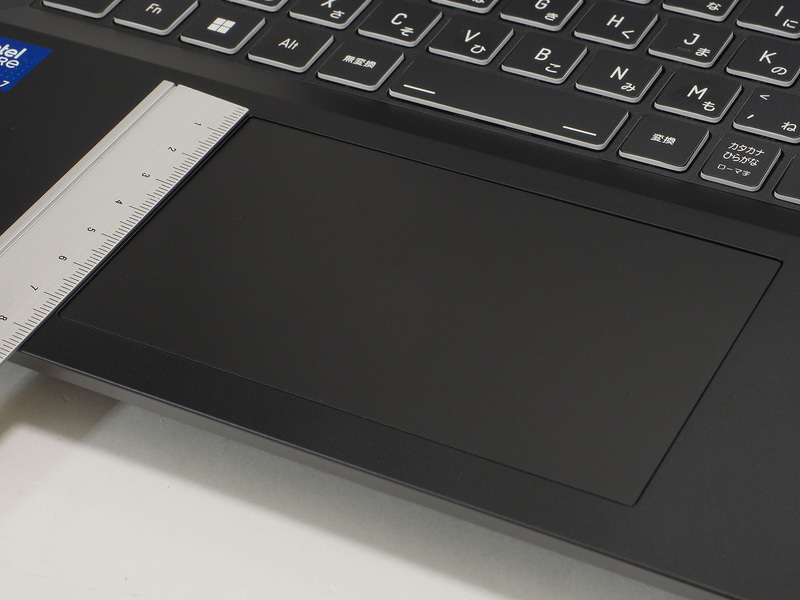 タッチパッドはまずまず大きめ。121×73mmほどあった