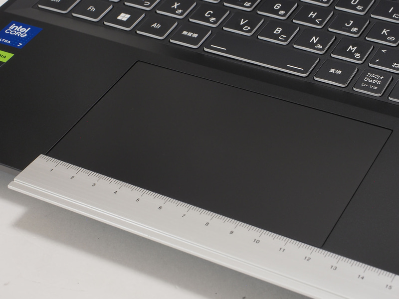 タッチパッドはまずまず大きめ。121×73mmほどあった