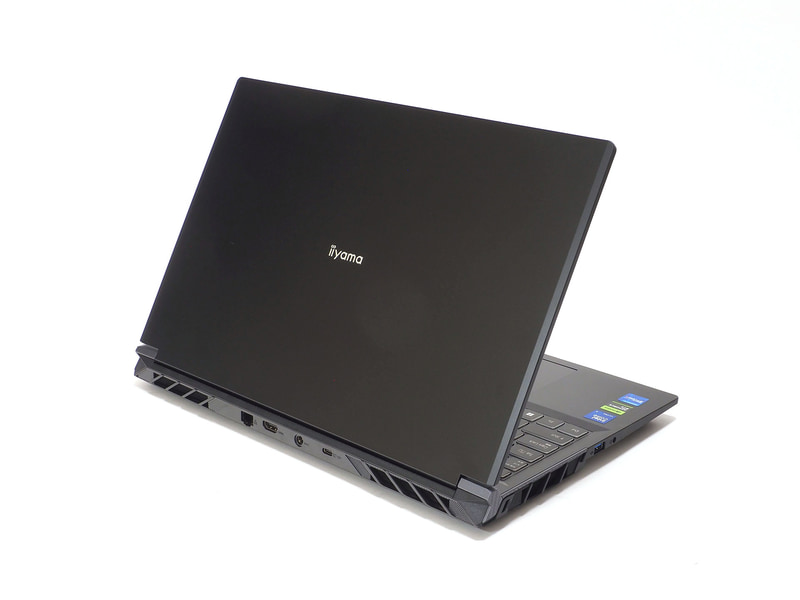 フラット天板の中央に控えめなiiyamaロゴ。カスタマイズでiiyamaロゴなしを選べばさらにシンプルな外観に