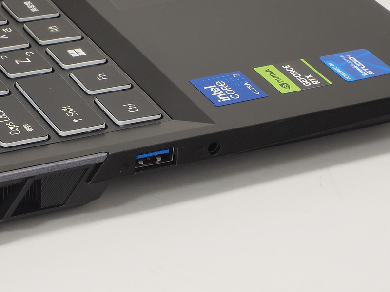 左側面にはUSB Type-A、ヘッドフォン出力/マイク入力