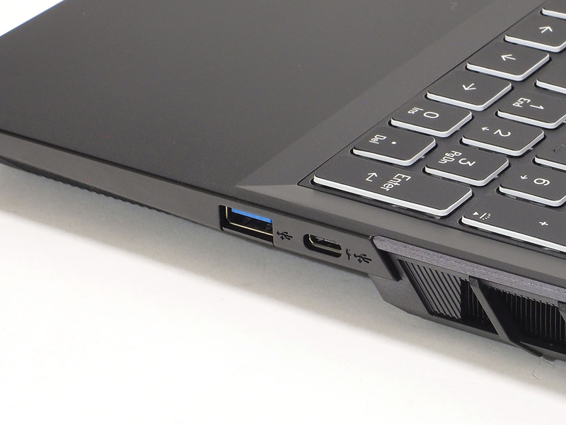 右側面にはUSB Type-A、USB Type-C