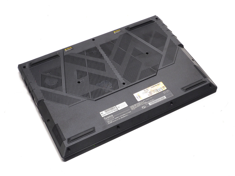 底面には高性能CPU&GPUを冷却するための大きな吸気口を設けている