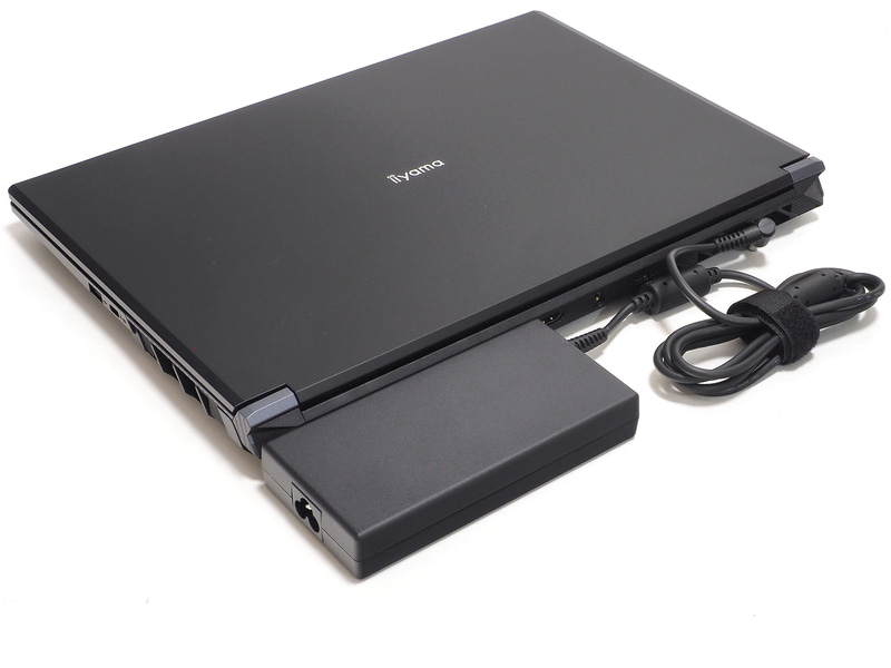 ACアダプタの定格出力は230W。ゲーミングノートPC付属のものと同じで大きめだ