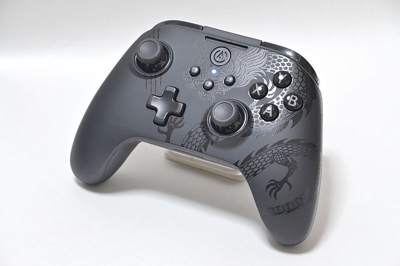 前面のデザイン。XInputとしては標準的な形状