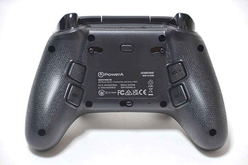 背面。L/Rトリガーの深さを3段階に調節するスイッチがある