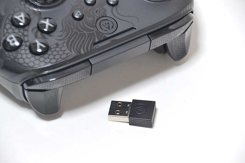 無線接続用のUSBドングル。少々大きめで収納場所がない