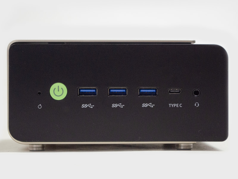 前面。電源ボタン、USB 3.2 Gen 2 3基、USB 3.2 Gen 2 Type-C、3.5mm音声入出力